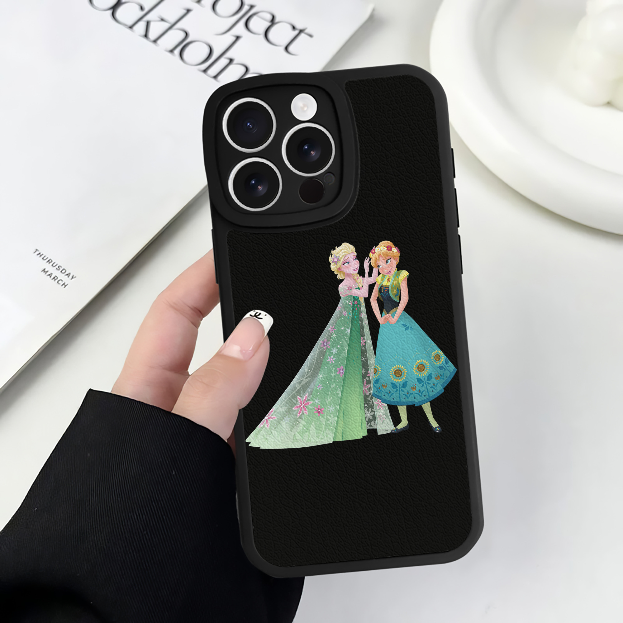 （画像用） アナと雪の女王 アンナ エルサ Frozen Anna Elsa 【iPhone 16シリーズ対応】シリコンスマホケース（レザー調） 材質：シリコン